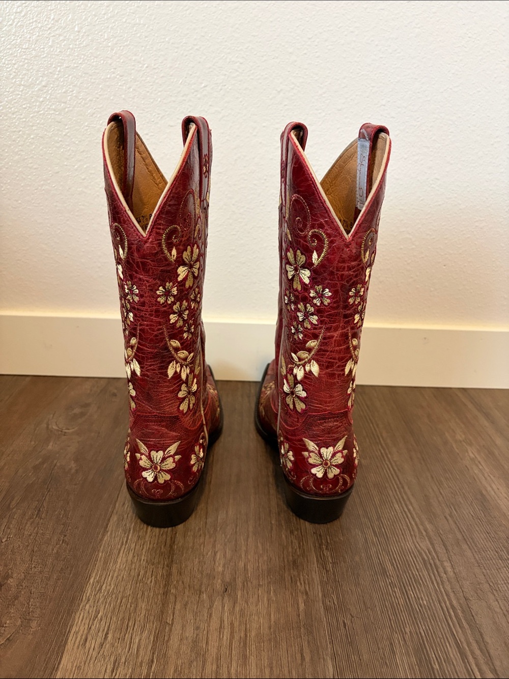 Beautiful floral embroidered deep red Shyanne cowgirl/cowboy boots - Picture 3 of 13
